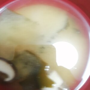 豆腐とわかめと椎茸の味噌汁